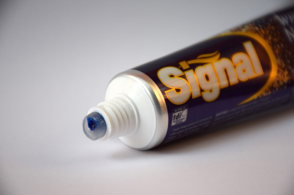 Dentifrice Signal White Now Gold pate